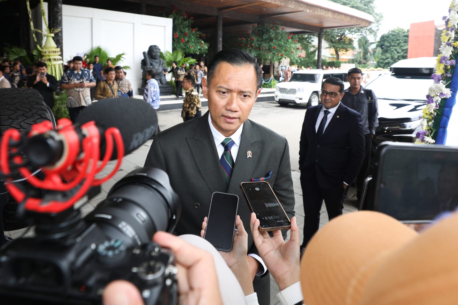 Menko AHY menegaskan evakuasi pesawat IAT di wilayah pegunungan mengutamakan keselamatan, sementara investigasi menyeluruh masih berlangsung.