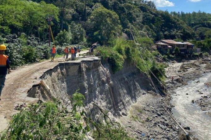 PLN ngebut pulihkan listrik 176 desa terisolir di Aceh. Medan berat tak jadi halangan, petugas siap terjang lokasi terdampak.