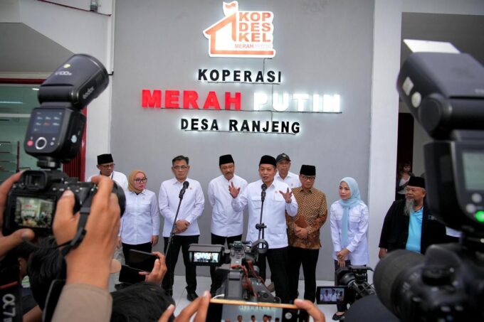 PKH masuk Kopdes Merah Putih. Menkop sebut uang berputar di desa, penerima bansos kini berpeluang dapat SHU dan jadi lebih mandiri.