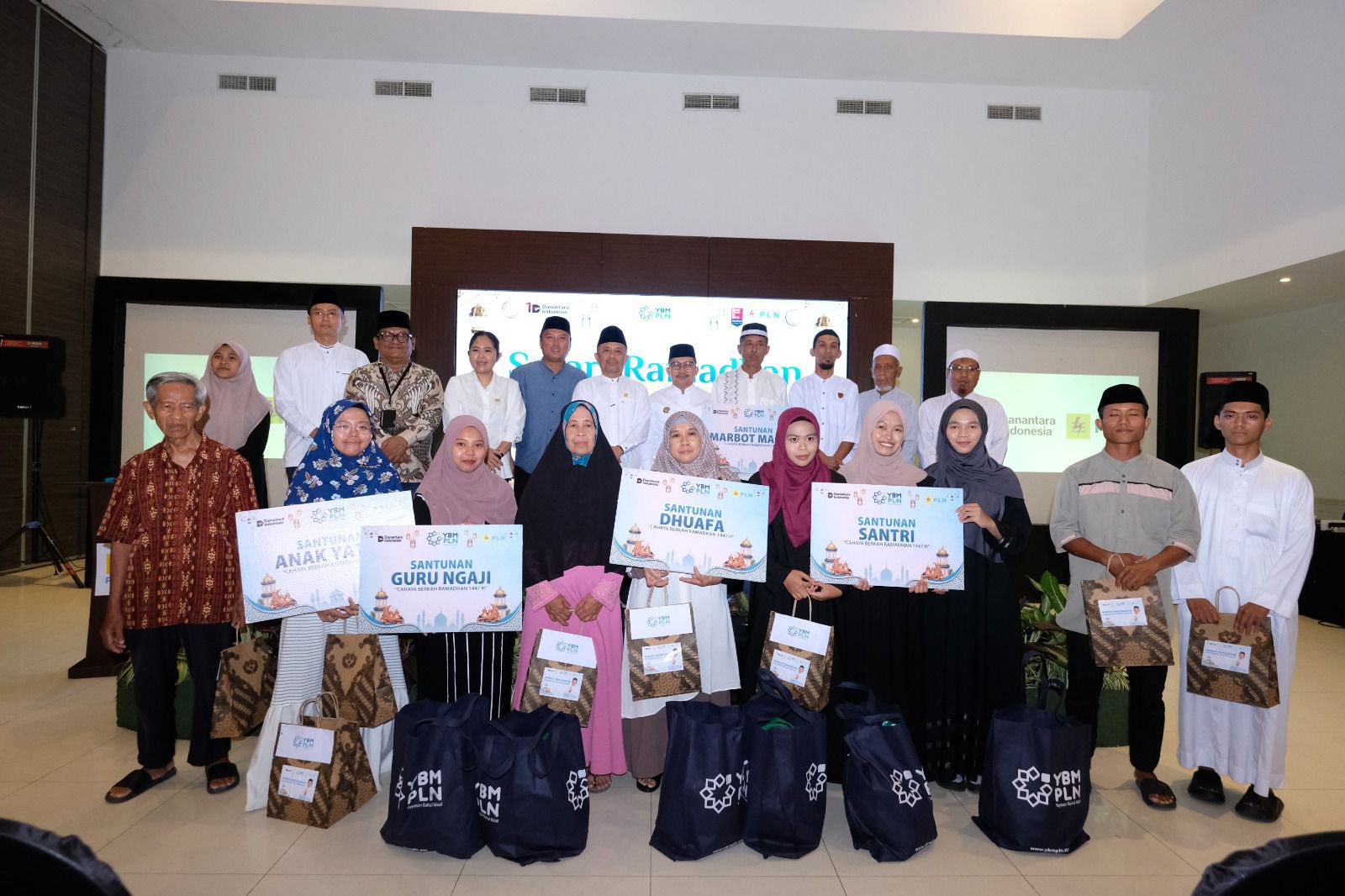 PLN gelar Safari Ramadan di Banggai, salurkan santunan dan pastikan listrik aman saat Idulfitri 2026.