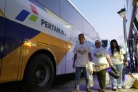 Pertamina berangkatkan 900 pemudik arus balik ke Jakarta dengan transportasi massal yang hemat energi.