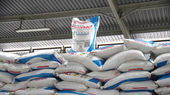 Harga pupuk dunia melonjak 40%, tapi RI turunkan 20%. Ini strategi Prabowo jaga produksi pangan nasional.
