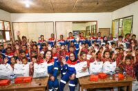 Dewan Komisaris Pertamina Sambangi Sekolah di Karangasem, Puluhan Siswa Terima Perlengkapan Belajar