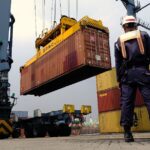 Penerimaan kepabeanan dan cukai mencapai Rp100,6 triliun hingga April 2026, memperkuat APBN di tengah ketidakpastian global.