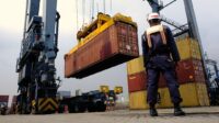Penerimaan kepabeanan dan cukai mencapai Rp100,6 triliun hingga April 2026, memperkuat APBN di tengah ketidakpastian global.