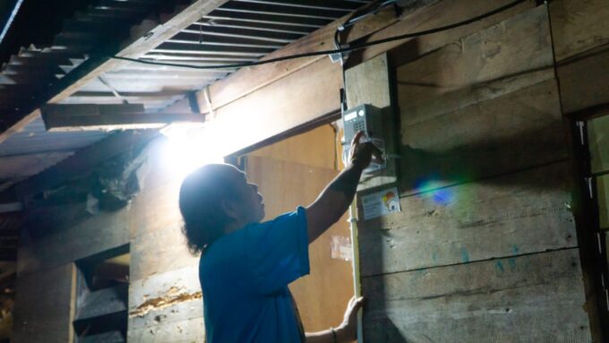 Ribuan Rumah di Pegunungan Arfak Kini Terang Sepanjang Hari