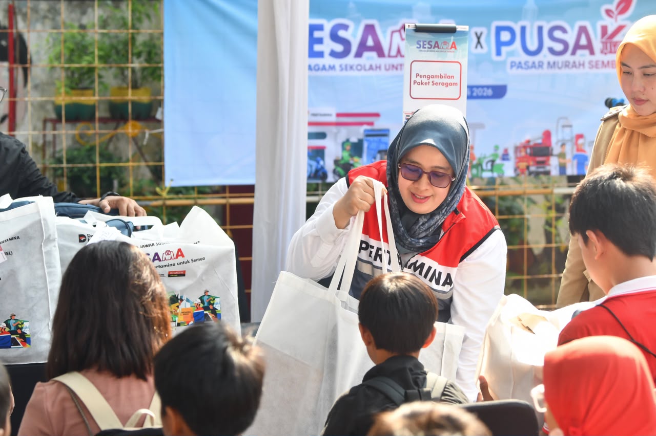 Pertamina Bagikan 500 Paket Pendidikan dan Sembako untuk Warga Jakarta Timur