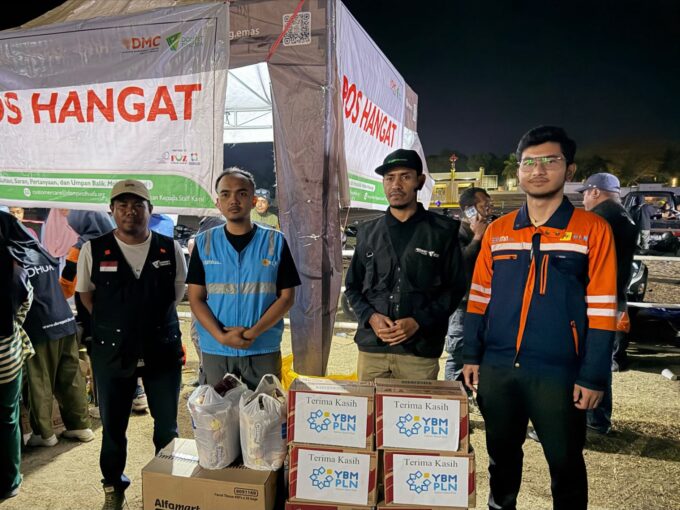 Pascagempa Flores, PLN Salurkan Bantuan Tanggap Darurat dan Pasang Penerangan di Posko Pengungsian