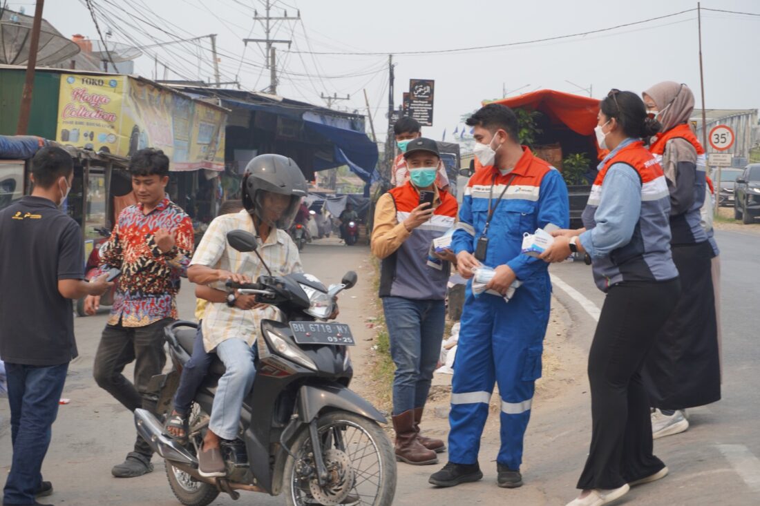 Asap Karhutla Mencekam, PHE Jambi Merang Turun Tangan Bagikan Masker Gratis