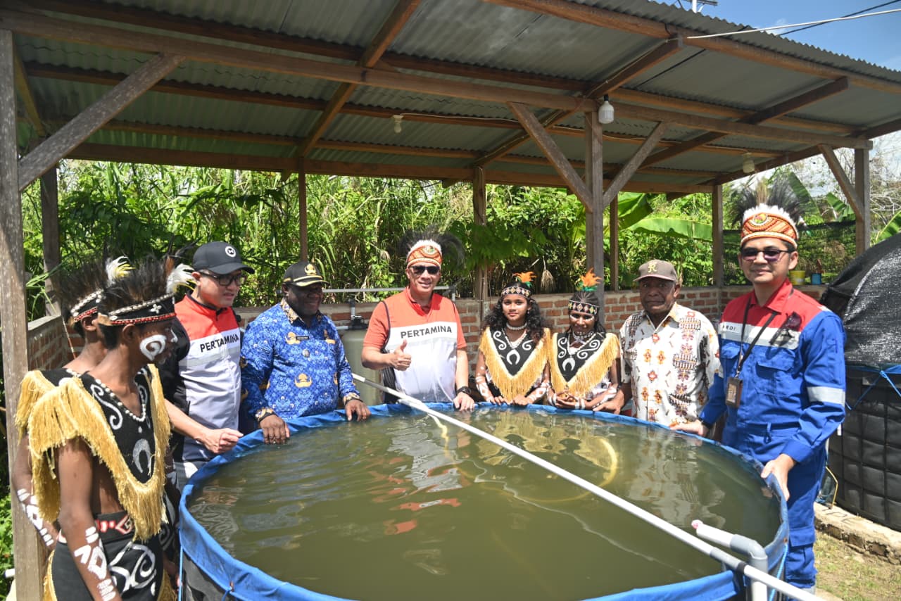 Pertamina Drilling Sulap Energi Surya Jadi Air Bersih dan Bisnis Ikan di Sorong