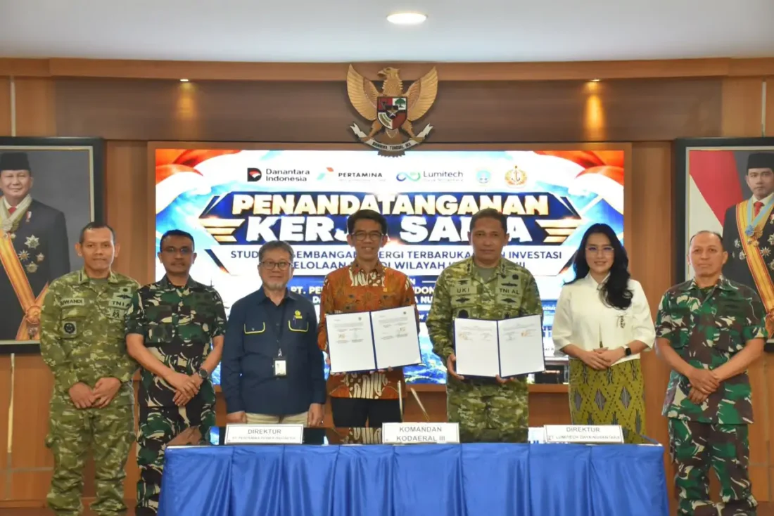 Penandatanganan kerja sama Pertamina NRE, Kodaeral III, dan Lumitech untuk studi pengembangan PLTS di pangkalan TNI AL.