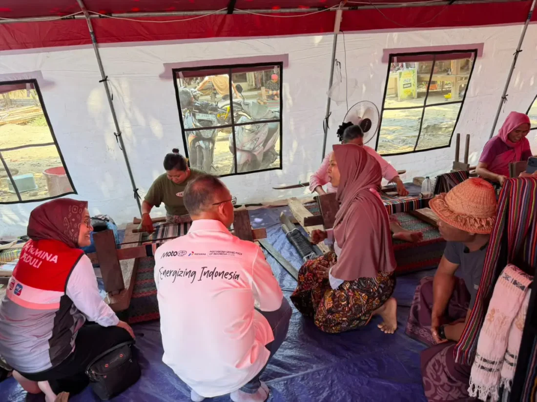 Pertamina Pasok 45 Alat Tenun ke Sade, Upaya Bangkitkan Usaha Warga Usai Kebakaran