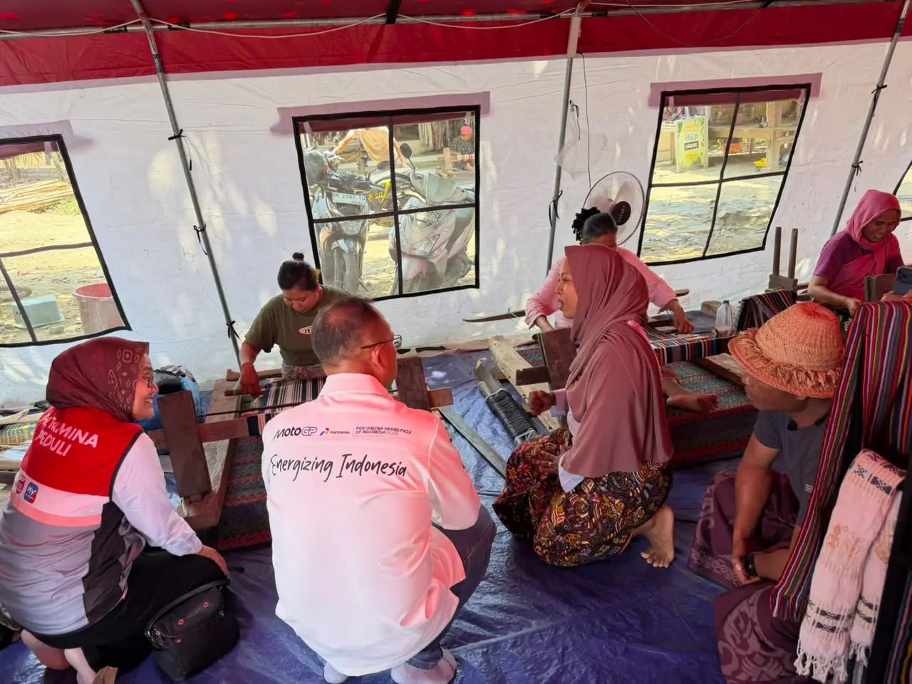 Pertamina Pasok 45 Alat Tenun ke Sade, Upaya Bangkitkan Usaha Warga Usai Kebakaran