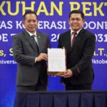 Menkop Kukuhkan Prof. Yudi Azis Sebagai Rektor IKOPIN University,