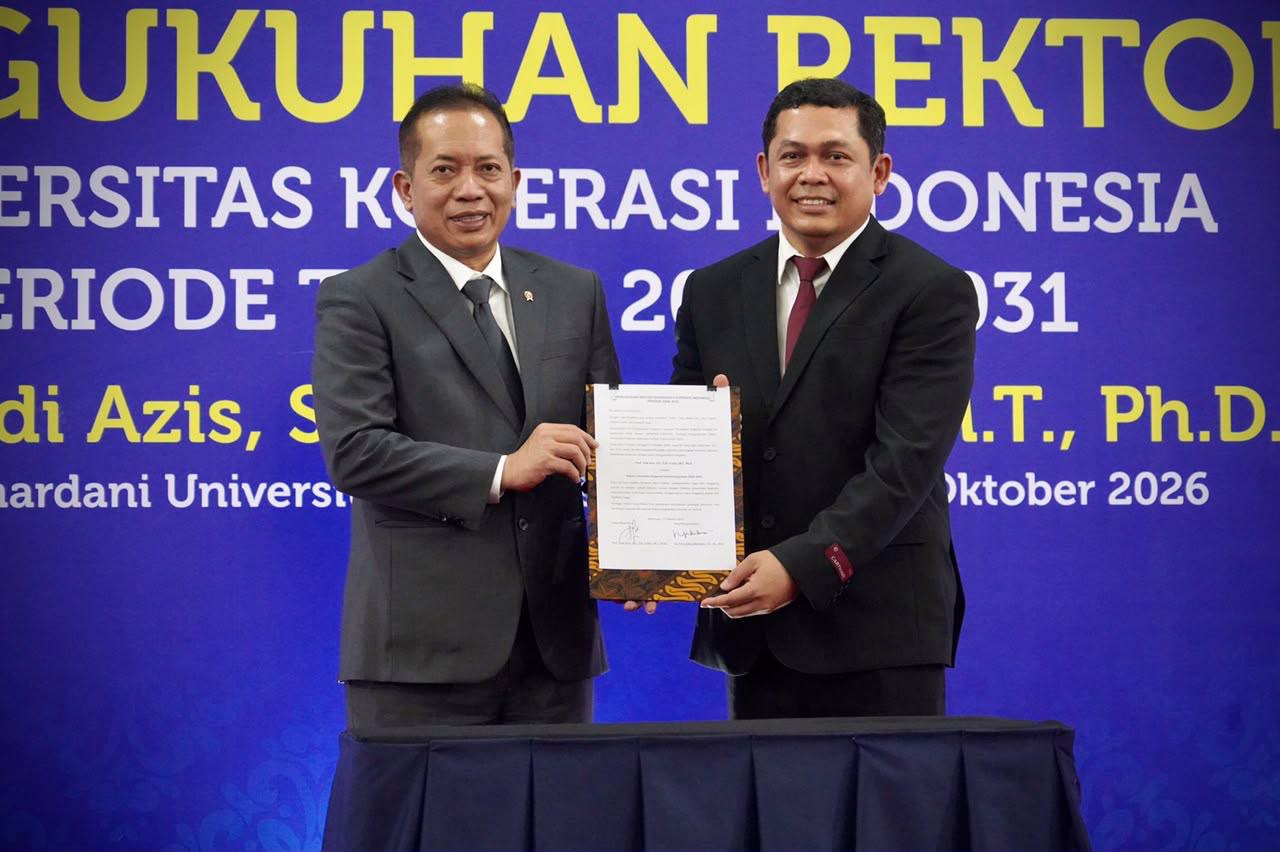 Menkop Kukuhkan Prof. Yudi Azis Sebagai Rektor IKOPIN University,