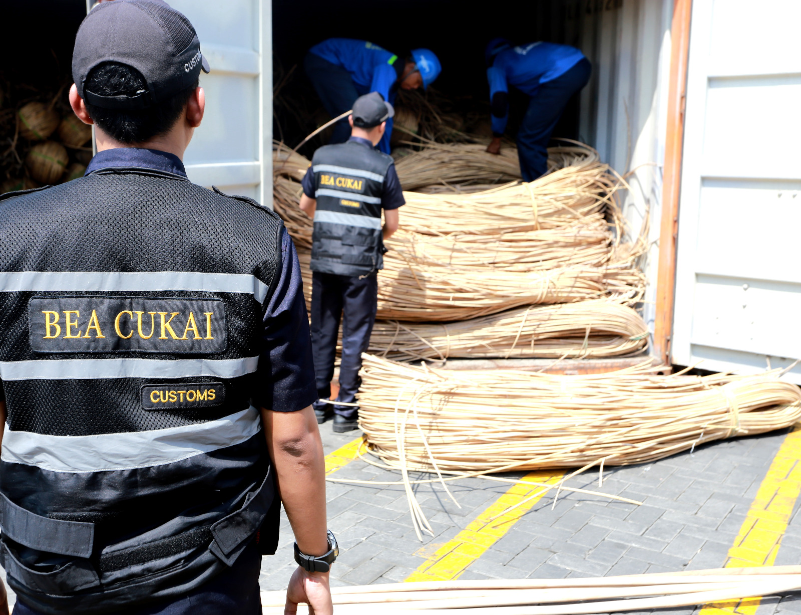 Penerimaan Bea Cukai Tembus Rp240 Triliun, Rokok Ilegal 1,3 Miliar Batang Disita!