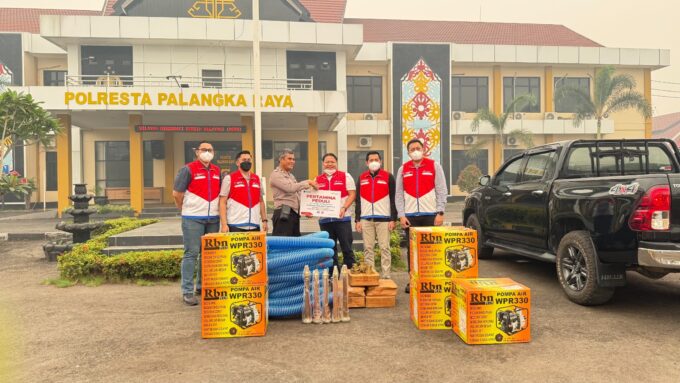 Pertamina Patra Niaga Perkuat Penanganan Karhutla Palangka Raya, Polisi Terima Bantuan Pompa