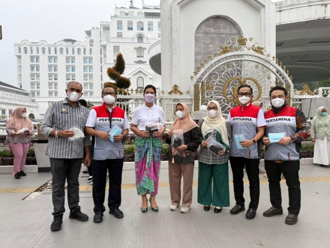 Pertamina Salurkan Ribuan Masker di Medan, Respons Dampak Kabut Asap