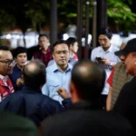 Simon Aloysius Mantiri dan Gubernur Bali I Wayan Koster memantau pemulihan distribusi BBM di Bali. Salin