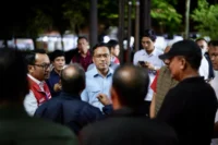 Simon Aloysius Mantiri dan Gubernur Bali I Wayan Koster memantau pemulihan distribusi BBM di Bali. Salin