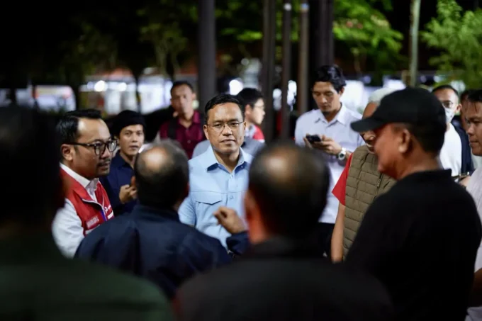 Simon Aloysius Mantiri dan Gubernur Bali I Wayan Koster memantau pemulihan distribusi BBM di Bali. Salin