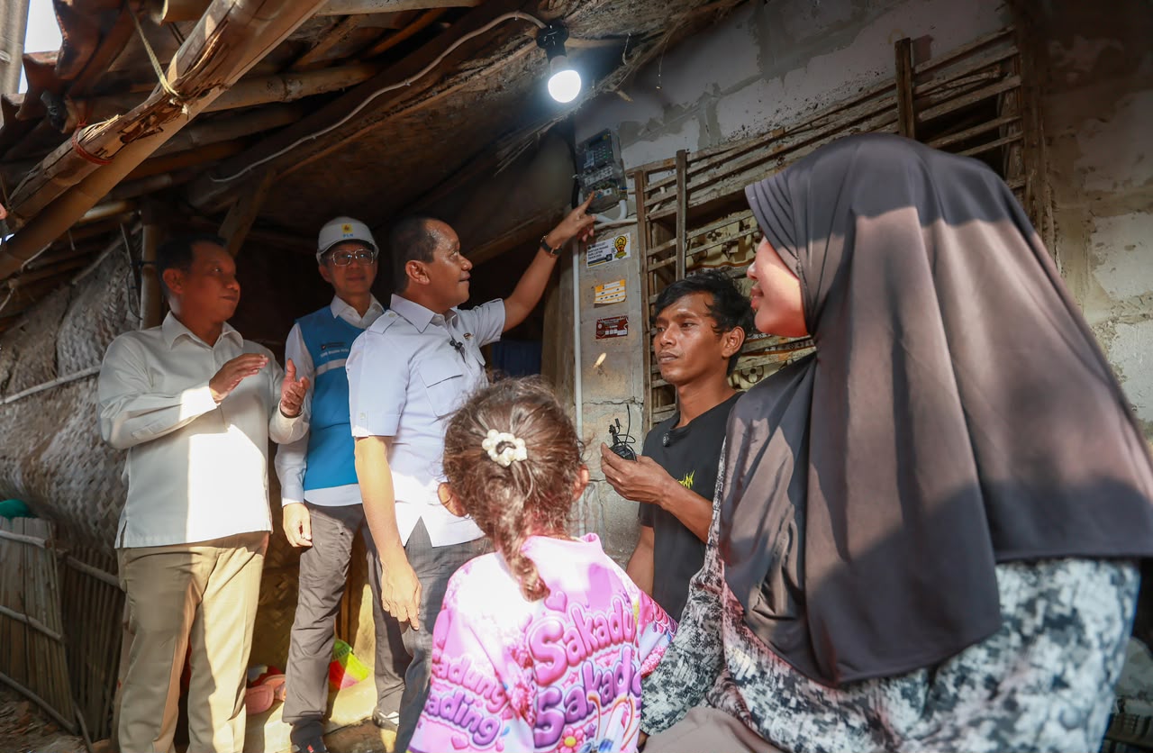 Dulu Bergantung pada Tetangga, Kini Warga Karawang Punya Sambungan Listrik Sendiri