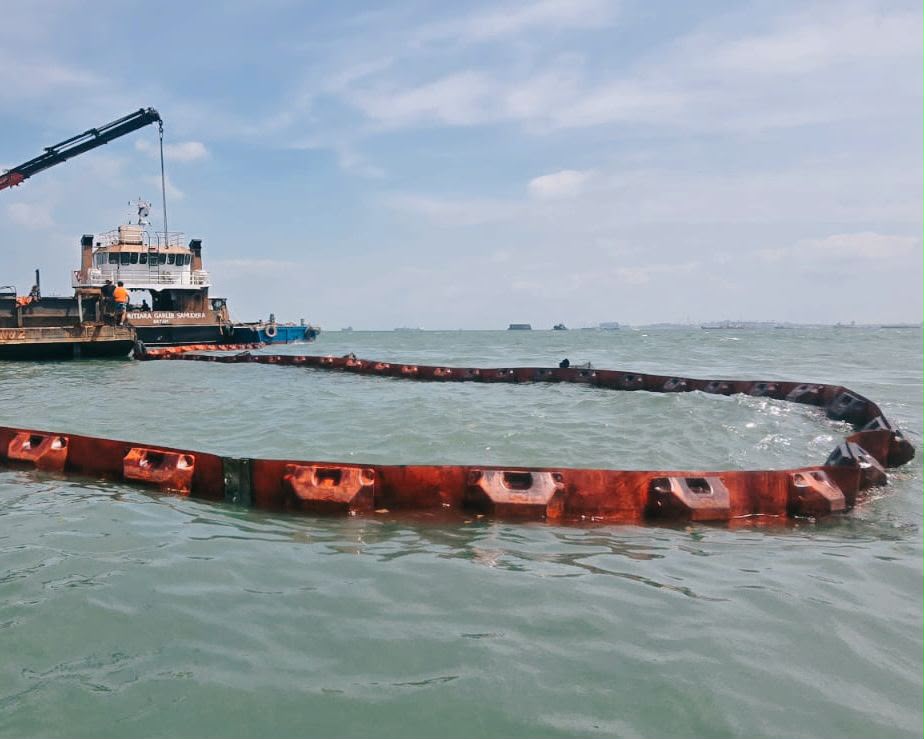 Kebakaran KMP Batumandi Picu Respons Cepat PTK, Ratusan Meter Pengaman Laut Disiapkan