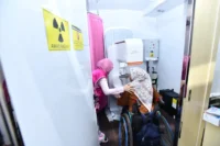 Mobil mamografi Pertamina untuk layanan pemeriksaan kanker payudara gratis melalui program PinkCheck.